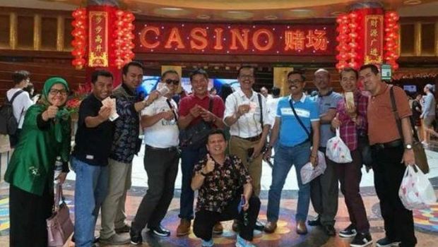 Anggota DPRD yang berfoto di depan kasino (Twitter)