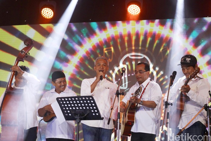 Ganjar Pranowo dan Budi Karya Sumadi serta Olala band di dHot Music Day 2018.