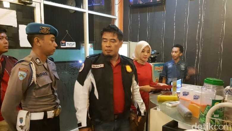 Ketakutan saat Razia Narkoba, 2 Pemandu Lagu Kencing di Celana Ketakutan saat Razia Narkoba, 2 Pemandu Lagu Kencing di Celana