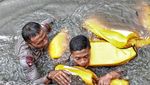 Foto: Kali Penuh Sampah yang Sulitkan Pencarian Jenazah Bocah Rohim