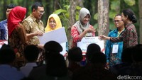 BNI juga mendapat mandat untuk menyalurkan Kredit Usaha Rakyat (KUR) kepada petani penggarap lahan hutan melalui Program Perhutanan Sosial yang digagas oleh pemerintah. Penyerahn bantuan itu diberikan secara simbolis juga oleh Direktur Utama BNI Achmad Baiquni  yang didampingi Menteri BUMN Rini Soemarno.