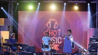 NonaRia saat tampil di dHOT Music Day 2018 di Kuningan City, Jakarta Selatan pada Jumat (9/3).