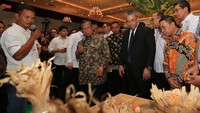 Menko Perekonomian Darmin Nasution bersama Menteri Desa, Pembangunan Daerah Tertinggal, dan Transmigrasi Eko Putro Sandjojo meninjau dan berdialog dengan petani di sana. Foto: dok. Wapres JK