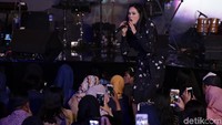Ia pun tampil dengan lagu Cinta Mati III.
