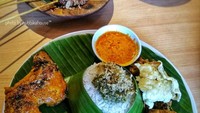 Kalau @zamirabibie memilih sate ayam bertabur saus kacang dan bawang goreng, serta ayam bakar sebagai menu pendamping dari nasi timbelnya yang hangat. Foto: Instagram/Istimewa