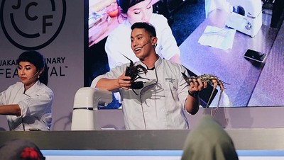 Yuk, Intip 10 Gaya Keren Yuda Bustara Saat Beraksi di Dapur!
