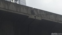 Saat dimintai konfirmasi Jalan Tidak Sebidang (JTS) Bina Marga DKI Imam A Nugraha mengamini soal bagian yang sompek tersebut.  Pihaknya mengatakan perbaikan bagian sompek itu sudah direncanakan. (Foto: Ibnu Hariyanto/detikcom)