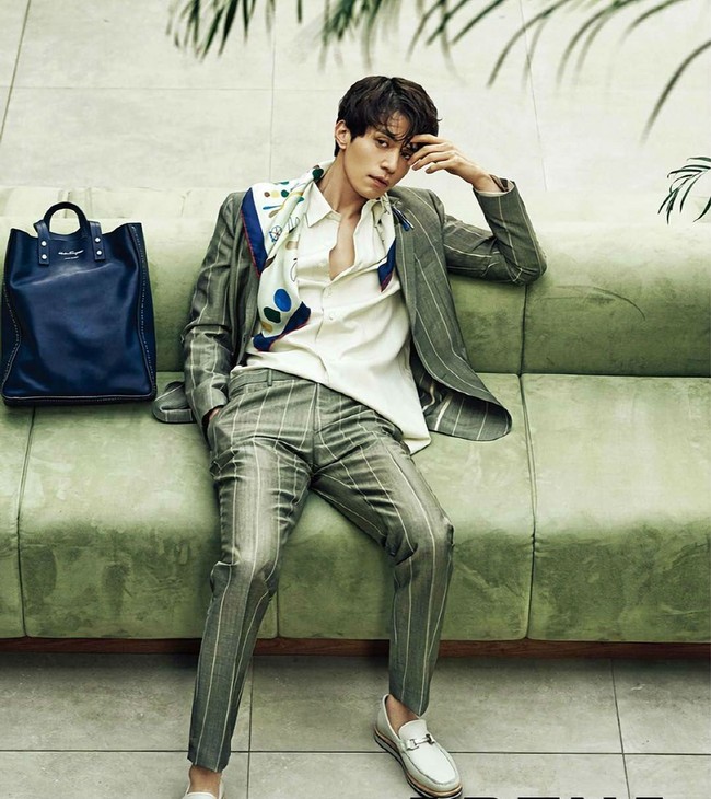 Setelan jas memang sangat cocok dipakai Lee Dong Wook. Ini gaya bintang serial Goblin itu untuk pemotretan majalah Arena. Foto: Instagram
