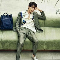 Setelan jas memang sangat cocok dipakai Lee Dong Wook. Ini gaya bintang serial Goblin itu untuk pemotretan majalah Arena. Foto: Instagram