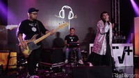 Dan band Nev+ juga akan berkolaborasi dengan Ariel Noah, Dea Dalila. Mereka akan membawakan lagu Janger Persahabatan. Foto: Nugraha