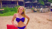 Sebagai gadis asal Meksiko, pantai sudah jadi teman akrab bagi Alejandra. Asyik ya main di pantai? (Instagram/@pilot_babywingz)