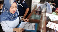 Mendaftarkan diri dan anggota keluarga yang ada di Kartu Keluarga, mengambil formulir yang telah tersedia. Foto: Bagus Prihantoro Nugroho/detikcom