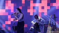 Dara kelahiran Belanda itu sukses mengajak penonton bergoyang.