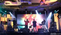 Memanaskan suasana, mereka memulai penampilannya dengan Takkan Berhenti. Rifkianto Nugroho/detikFoto.