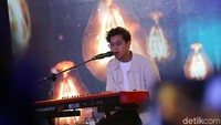 Ia pun membuat penonton baper dengan lagu Di Senayan.