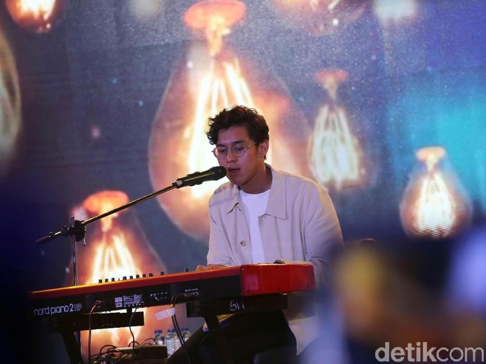 Ardito Pramono saat tampil di dHOT Music Day 2018.