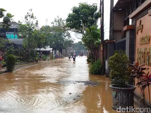 Banjir yang Memutus Akses Jalan Cingised karena Tanggul Jebol
