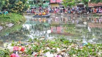Proses pencarian oleh tim SAR Gabungan cukup sulit karena kali ini penuh sampah (@yondpeloporpmj/Instagram)