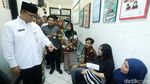 Kunjungi Puskesmas, Anies Gendong Bayi