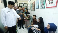 Anies menyapa pasien yang tengah berobat.