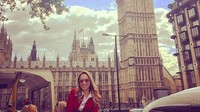 Alejandra juga pernah plesiran ke London, Inggris. Di sana, gadis cantik ini berfoto di depan Big Ben sebelum menara jam ternama ini direnovasi. (Instagram/@pilot_babywingz)