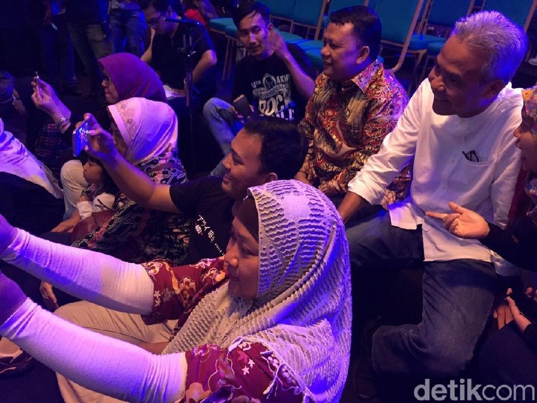 Ganjar Jadi Rebutan Selfie di dHot Music Day Ganjar Jadi Rebutan Selfie di dHot Music Day