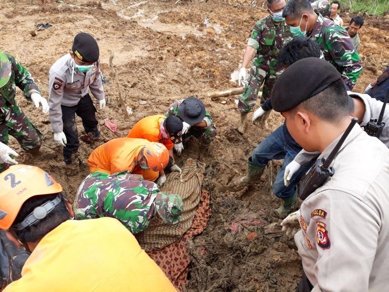 Ibu Rumah Tangga Tertimbun Longsor di Bandung Barat Ditemukan Ibu Rumah Tangga Tertimbun Longsor di Bandung Barat Ditemukan