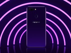 Penampakan Oppo R15  Dalam Genggaman