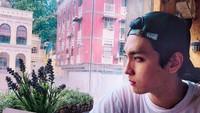 Bergaya simple pun ia tetap terlihat tampan (actorctj/Instagram)