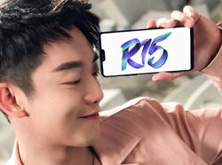 Penampakan Oppo R15  Dalam Genggaman