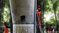 Sebelum dicat, tiang tersebut dibersihkan terlebih dahulu.