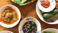 Ada nasi kuning, nasi timbel, nasi tug-tug, serta sayuran lengkap yang dipilih oleh netizen @chafoodiary sebagai menu makan siangnya di restoran Kluwih Sunda. Foto: Instagram/Istimewa