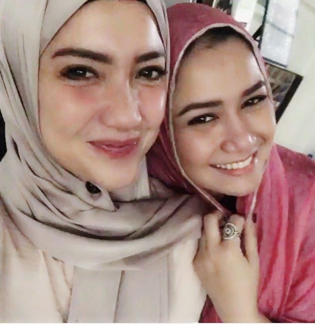 Sebelum berangkat umroh, manajer Tia Ivanka belum mengonfirmasi keputusan Tia untuk berhijab. Bergantung pada kemantapan hati Tia sepulang dari umroh. Foto: Instagram Tia Ivanka