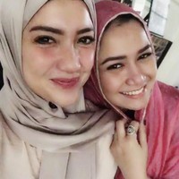 Sebelum berangkat umroh, manajer Tia Ivanka belum mengonfirmasi keputusan Tia untuk berhijab. Bergantung pada kemantapan hati Tia sepulang dari umroh. Foto: Instagram Tia Ivanka