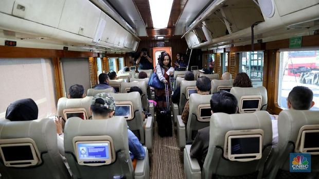 Penumpang menaiki kereta api Argo Parahyangan kelas priority menuju Bandung di Stasiun Gambir, Jakarta Pusat, Jumat (9/3/2018).  (CNBC Indonesia/Andrean Kristianto)