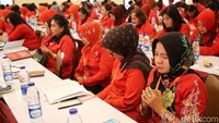 Para kader perempuan PDIP berdoa bersama saat menghadiri peringatan Hari Perempuan Internasional.
