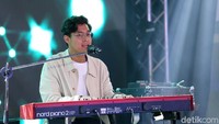 Kurang baper? Simak terus penampilan musisi lainnya di dHOT Music Day 2018!