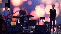 Suasana menjadi romantis usai lagu Melamarmu dimainkan. Rifkianto Nugroho/detikFoto.