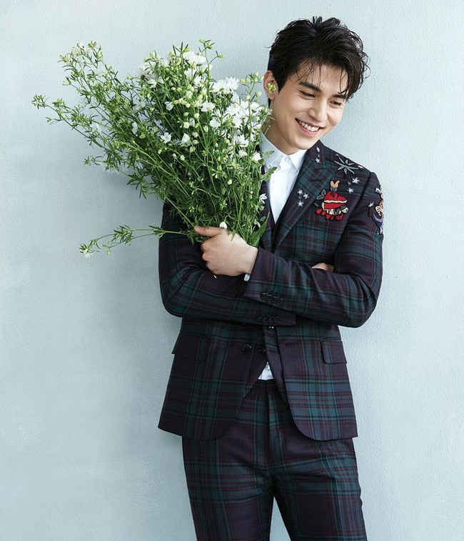 Pakai setelan tartan dan kemeja, ketampanannya makin terpancar. Foto: Instagram