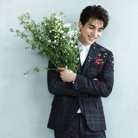 Pakai setelan tartan dan kemeja, ketampanannya makin terpancar. Foto: Instagram