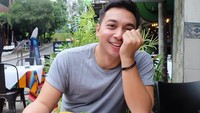 Senyumnya manis banget! Di Belanda Mario terlihat sedang mencicip makanan Mexico. Foto: Instagram marioginan7ar