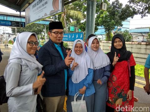 Ridwan Kamil Jadi Sasaran Selfie 'Roker' di Stasiun Pasar Minggu 