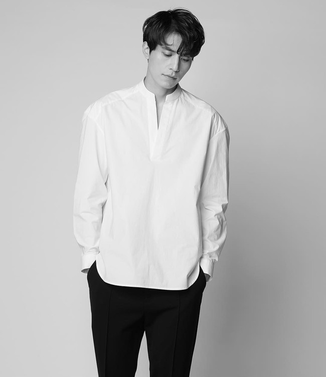 Lee Dong Wook dikenal dengan gaya busana klasik dan elegan, sekaligus simpel. Kemeja dan celana chino sering terlihat dipakai oleh kekasih Suzy ini. Foto: Instagram