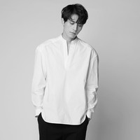 Lee Dong Wook dikenal dengan gaya busana klasik dan elegan, sekaligus simpel. Kemeja dan celana chino sering terlihat dipakai oleh kekasih Suzy ini. Foto: Instagram