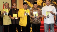 Buku berjudul Komunikasi Politik Jokowi merupakan karya Andi Budi Sulistijanto (tengah).