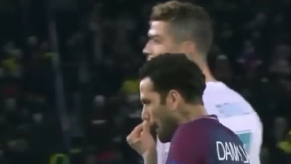 Momen sebelum Dani Alves mengusap ingusnya ke jersey Cristiano Ronaldo. (Foto: Screenshots Youtube)