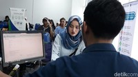 Petugas akan mengonfirmasi data diri Anda. Foto: Bagus Prihantoro Nugroho/detikcom