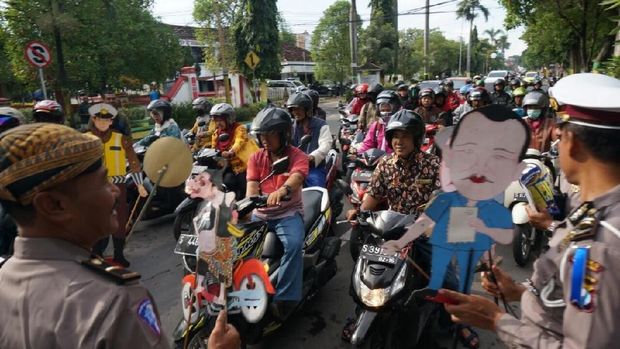 Gunakan Wayang Kulit, Cara Unik Operasi Keselamatan di Jombang