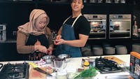 Bersama asisten, Yuda sedang meracik bahan di dapur. Diakui pria kekar ini, bekerja sebagai chef menyenangkan namun juga melelahkan. Tapi kalo ngerjain sesuatu yang memang passion pasti selalu menyenangkan apalagi bisa berguna bagi orang banyak, tulisnya. Foto: Instagram yudabustara