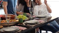 Ini pose Yuda bersama dua rekan chef-nya, Arimbi Nimpuno dan Putri Miranti. Ketiganya menjalankan bisnis layanan makan privat, Tree Food Concept. Foto: Instagram yudabustara